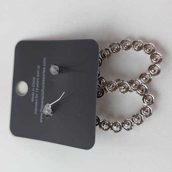 Boutique Paparazzi Silver Tone White Accent Oval Drop Earrings - Picture 4 of 5